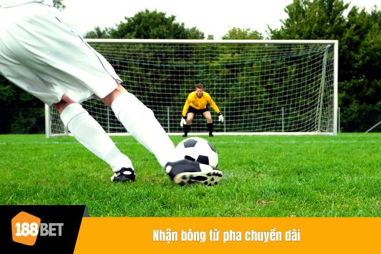 Nhận bóng từ pha chuyền dài